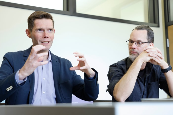 Le professeur Steve Jacob (à gauche) et le professionnel de recherche Sébastien Brousseau (à droite), coauteurs du livre Quand l'algorithme décide: l'État, l'IA et nous 