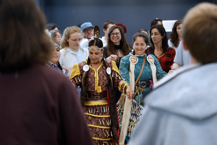 Amanda Kanatenhawi James, Kanien’kéhá:ka de Kahnawake et Laurie Bacon, Innue de Pessamit, lors d'une danse en cercle, un des moments forts de la Journée nationale des peuples autochtones à l'Université Laval