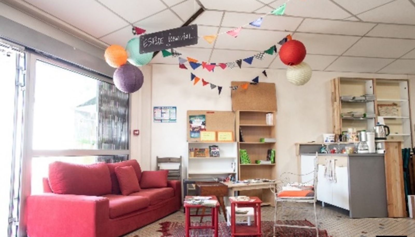 L'épicerie coopérative et participative Breizicoop, située en Bretagne et cofondée par Ali Romdhani, propose un coin de rassemblement social où il est possible pour les consommatrices, consommateurs, personnes employées et bénévoles de prendre un café ensemble et de discuter.