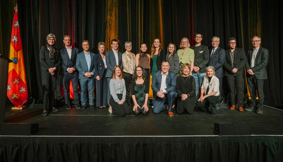 Les lauréates et lauréats de 2026 ainsi que les membres de la direction. De gauche à droite: Sophie D’Amours, Martin Fortier, Frédéric Picard, Eugénie Brouillet, Jean-Frédéric Morin, Louise Langevin, Laurence Dion-Albert, Mathilde Josserand, Mélanie Nadeau, Leslie Rusch, Wei Shi, Yves Fradet, Edel Pérez-López, Clément Gosselin. En avant: Véronique Pelletier, Michèle Leboeuf, Luc Beaulieu, Renée Michaud, Marie Plante.