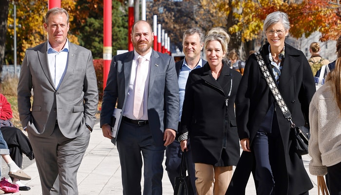 Le scientifique en chef en visite à l'Université Laval. De gauche à droite: Martin Fortier, vice-recteur adjoint à l'internationalisation et à la valorisation de la recherche, de la création et de l'innovation, Jérôme Dupras, scientifique en chef, Frédéric Picard, vice-recteur adjoint aux services à la recherche, à la création et à l'innovation, Eugénie Brouillet, vice-rectrice à la recherche, à la création et à l'innovation, et Sophie D'Amours, rectrice de l'Université Laval.
