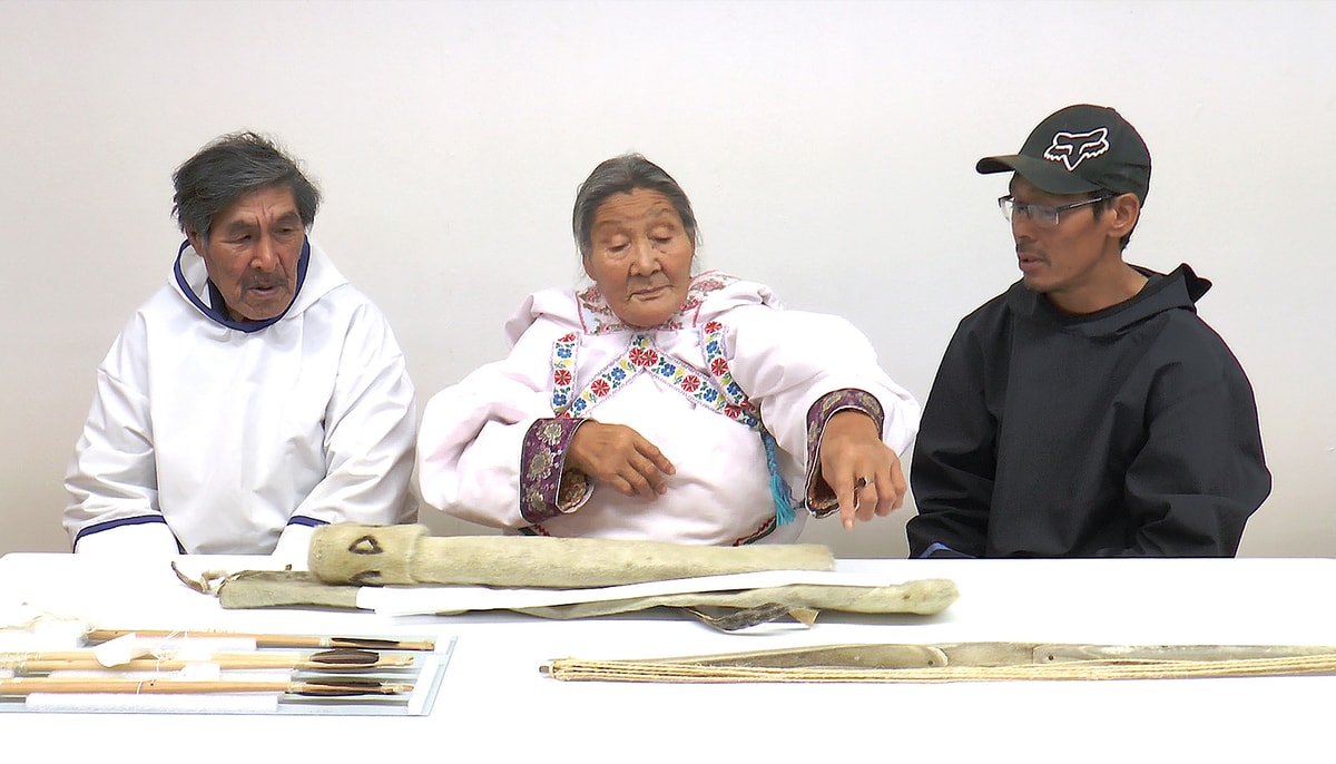 Natalino Piugattuk et Deborah Qaunaq sont deux personnes aînées d’Igloolik descendantes d’artisans qui ont fabriqué certains des objets de la collection rassemblée par Bernard Saladin d'Anglure. Ils sont accompagnés de l'interprète Roland Taqtu.