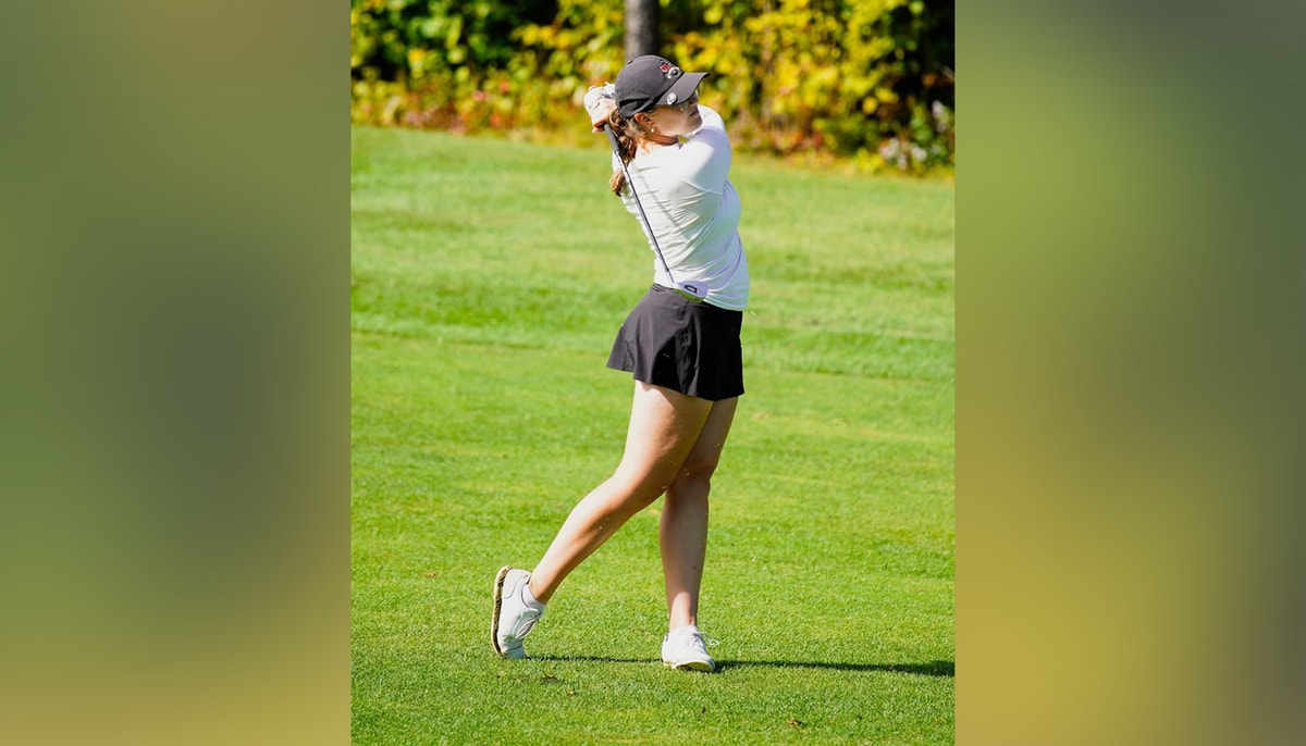 Sarah-Maude Martel photographiée en plein élan au championnat canadien universitaire 2023, qui s'est déroulé au club de golf FireRock à Komoka, en Ontario.
