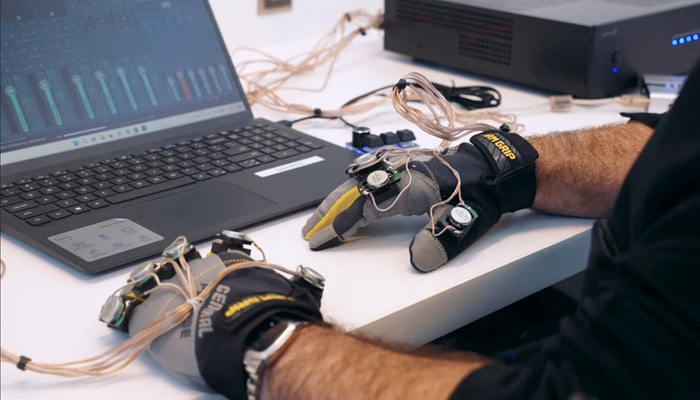 Les haut-parleurs sont placés sur les phalanges, car cette configuration libère les mains, pour jouer d'un instrument de musique par exemple.