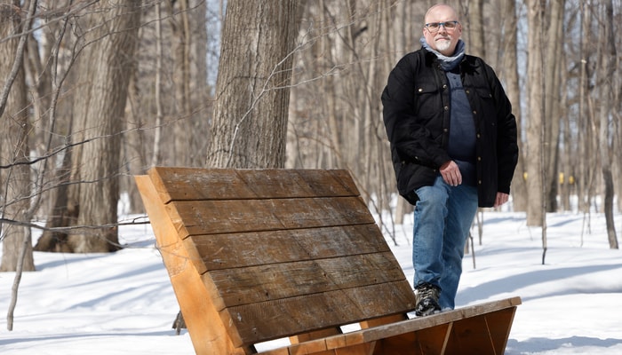 Le professeur Pierre Blanchet a travaillé sur ce nouveau traitement du bois, qui a servi à traiter le mobilier urbain dans un boisé du campus en 2021.