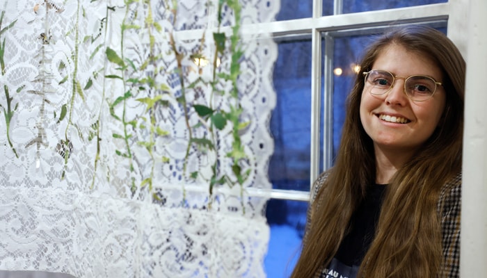 Laura Silva, professeure au Département de science politique, a fait des études en neurosciences et en philosophie. Elle est une spécialiste du rôle moral et politique des émotions. À côté d'elle, l'œuvre tissée L'état de nature d'Angela Marsh.