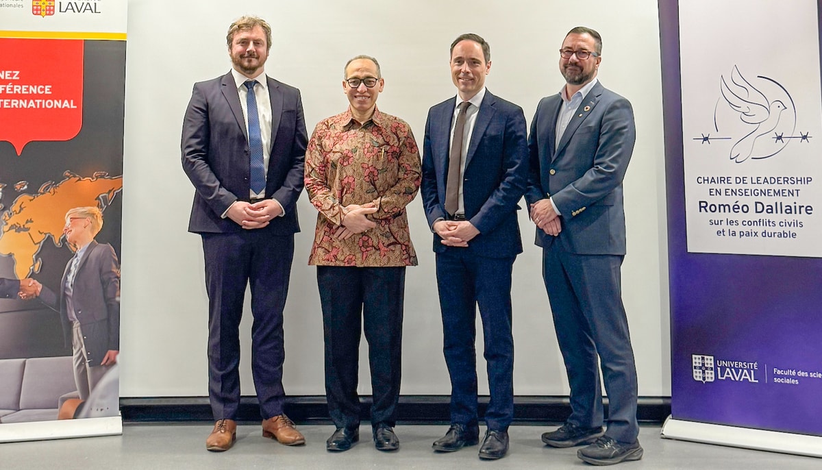 En marge de la conférence du 27 avril. Alexandre Pelletier, professeur adjoint au Département de science politique, S. E. Muhsin Syihab, ambassadeur de la République d’Indonésie au Canada, Jonathan Paquin, directeur de l'École supérieure d'études internationales, François Gélineau, vice-recteur aux affaires internationales et au développement durable, responsable de l'EDI et de la philanthropie.