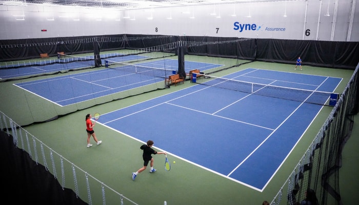 Le Centre de tennis Synex Assurance-Université Laval suscite déjà un fort engouement. Un premier bilan de fréquentation permet de constater une réponse très positive de la communauté, alors que plus de 1000 personnes ont déjà créé un compte pour découvrir les nouvelles installations. Ici, le ministre Eric Girard échange quelques balles avec des étudiants-athlètes.