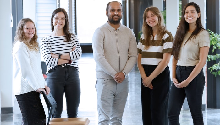Laura Wilmot, doctorante en droit de l’environnement, Virginie Drolet-Labelle, doctorante en nutrition, Krishna Poudel, doctorant en sols et environnement, en compagnie d'Ariane Barrette et Ana María Quiroga-Arcila, participantes de la cohorte précédente qui agissaient comme mentores.
