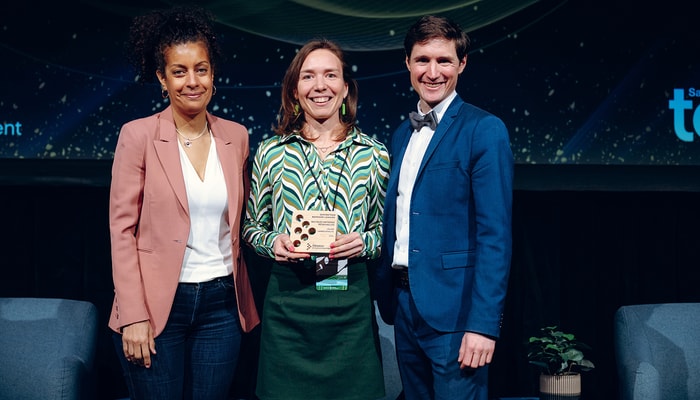 Céline Vaneeckhaute recevant son prix entourée de Dominique Anglade, professeure associée à HEC Montréal et présidente du conseil d'administration du Réseau Environnement, et de Mathieu Lanneville, président-directeur général du Réseau Environnement