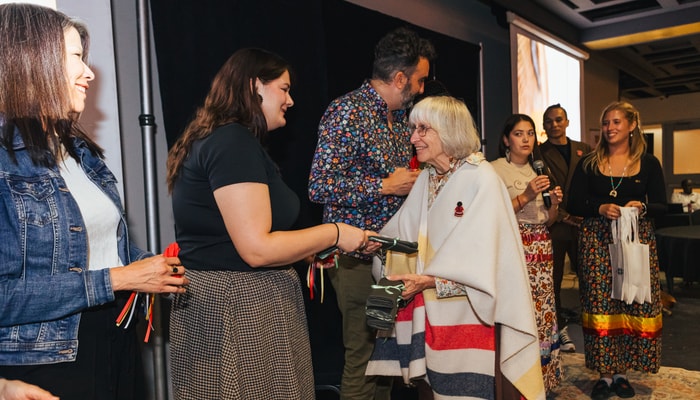 Edith Picard, une aînée Wendate de Wendake, a fait l'honneur d'un cadeau surprise aux porteurs de projets, en plus du tabac et des portes-clés qui leur ont été remis en guise de reconnaissance.