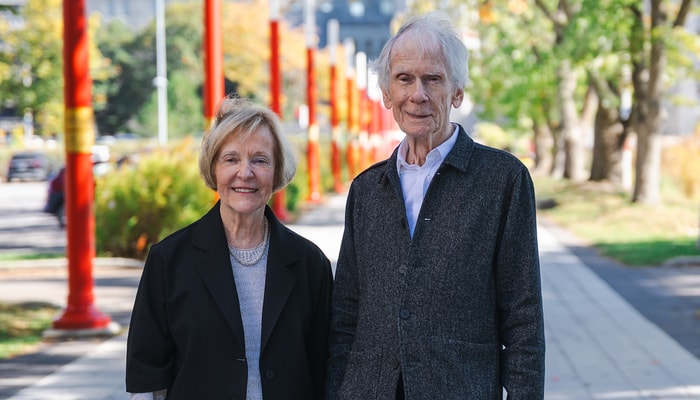 Jocelyne Bergeron et Claude Violette devant la promenade des Cent-Associés