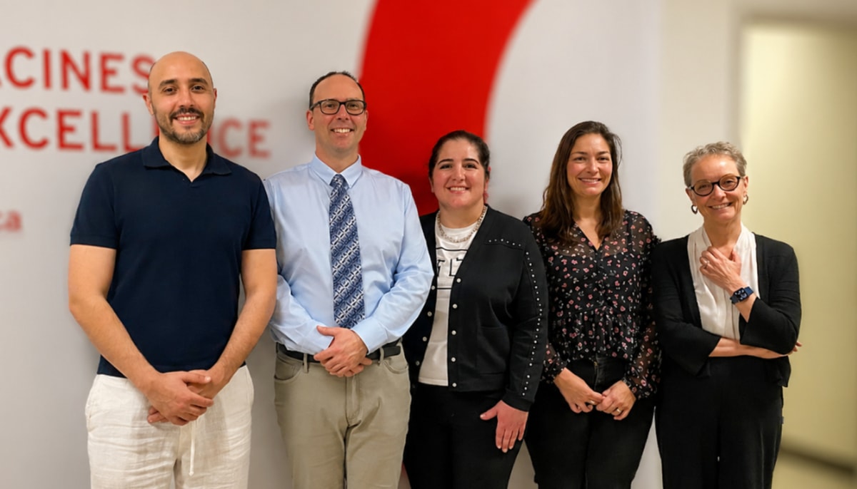 De gauche à droite : Imed Eddine Bezza, dentiste et premier étudiant à avoir suivi la formation, Pierre Bouchard, dentiste et chargé de cours, Nancy Mouradian, dentiste et directrice du programme, Lilian Aboud, dentiste et professeure, et Marie Audette, doyenne par intérim de la Faculté de médecine dentaire.