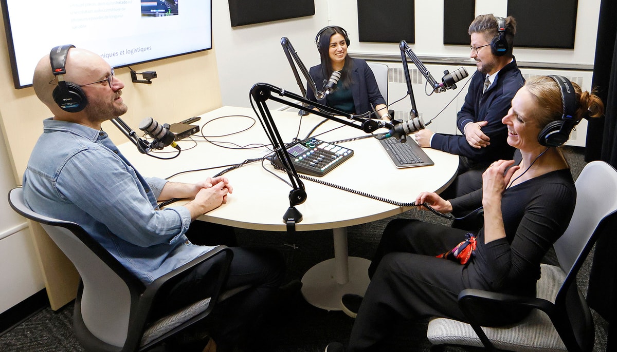 Jusqu'à quatre personnes peuvent prendre place simultanément pour enregistrer un échange, une narration ou une discussion. Dans le studio ce jour-là, Olivier Laflamme, chargé de communication Production audiovisuelle au Service de soutien à l’enseignement (SSE), Paula Andrea Arancibia Erazo, conseillère en pédagogie universitaire au SSE, Jean-François Sénéchal, chargé d’enseignement à la Faculté de philosophie et Marie-Hélène C.-Bouffard, directrice du secteur Environnement numérique d'études au SSE.