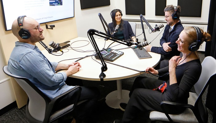 Jusqu'à quatre personnes peuvent prendre place simultanément pour enregistrer un échange, une narration ou une discussion. Dans le studio ce jour-là, Olivier Laflamme, chargé de communication Production audiovisuelle au Service de soutien à l’enseignement (SSE), Paula Andrea Arancibia Erazo, conseillère en pédagogie universitaire au SSE, Jean-François Sénéchal, chargé d’enseignement à la Faculté de philosophie et Marie-Hélène C.-Bouffard, directrice du secteur Environnement numérique d'études au SSE.