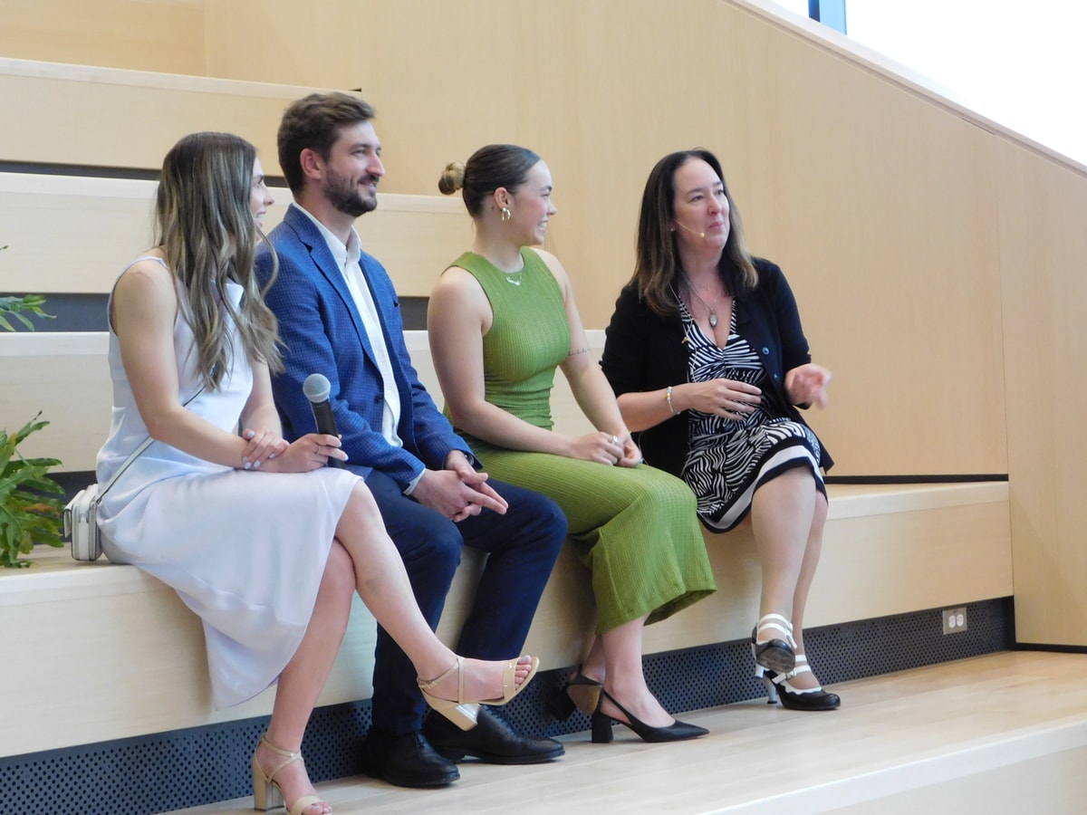 De gauche à droite: Anne-Gabrielle Lacroix, Pierre-Charles Payer et Camille Boucher, qui sont membres du premier groupe d’étudiantes et d’étudiants ayant terminé leur préexternat au pavillon d’enseignement de la médecine de Rimouski, et Gabrielle Gagnon, vice-doyenne adjointe aux études médicales doctorales et responsable du site de formation de Rimouski.