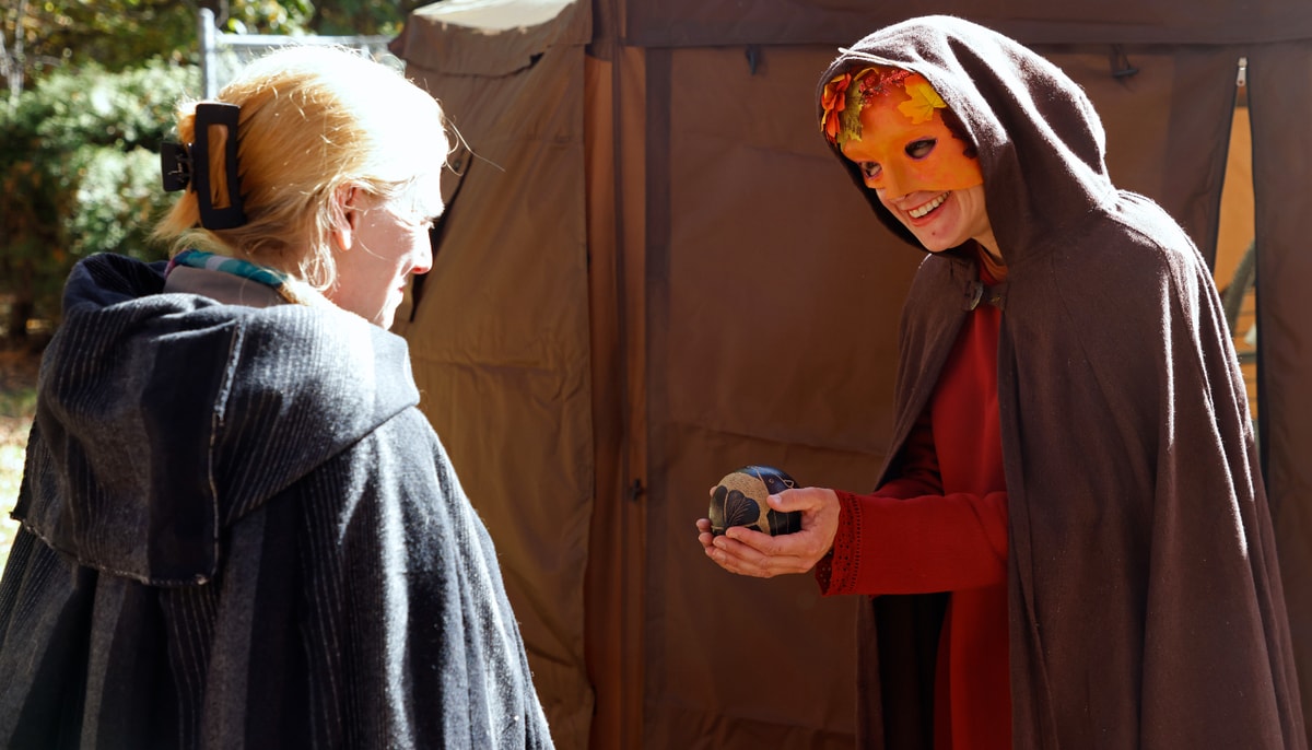 L'installation-performance Sois en saisons a été présentée les 3, 4 et 5 octobre près du boisé derrière le pavillon Louis-Jacques-Casault.