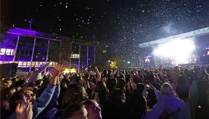 Pendant le spectacle d'Alex Warren sur la scène principale du festival Fono