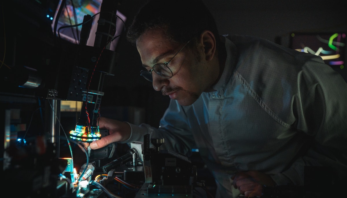 Alireza Geravand, PhD student at Université Laval, works on next-generation optical chip technology in the labs of the COPL.