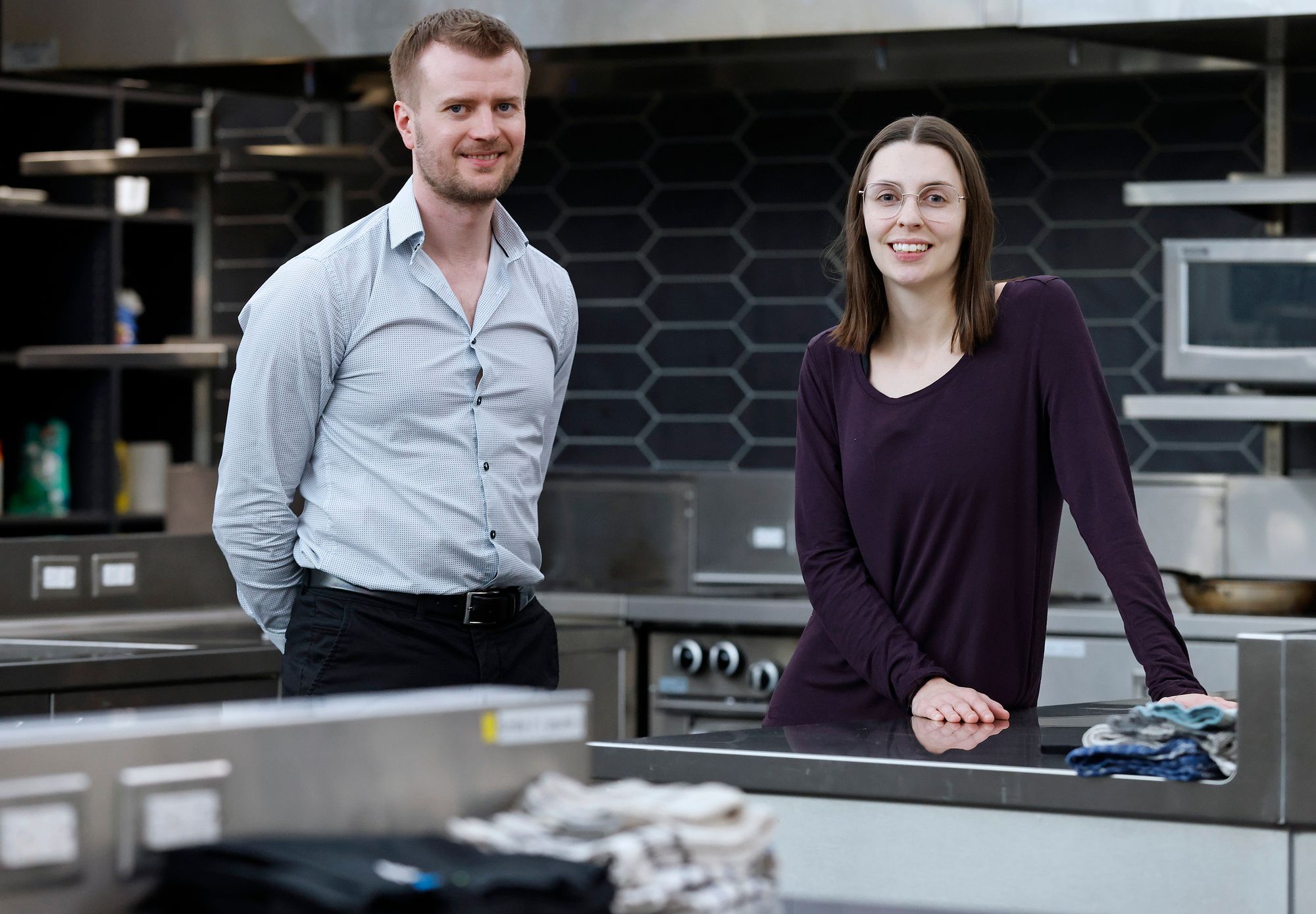 Sergey Mikhaylin, professeur au Département des sciences des aliments, et Jade Lévesque, professionnelle de recherche au GastronomiQc Lab, qui ont tous deux participé au guide.