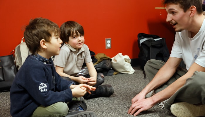 «Quel métier voudrais-tu faire plus tard?» «Quelle est ta saison préférée?» Arthur et Clarence ont eu beaucoup de plaisir à répondre aux questions des grands.