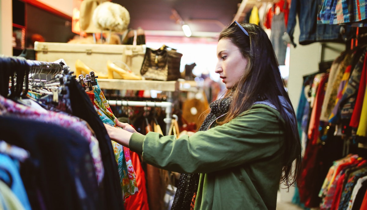 Selon le professeur Bernard Korai, la friperie séduit les jeunes parce qu’elle conjugue sobriété environnementale, accessibilité économique et affirmation identitaire.