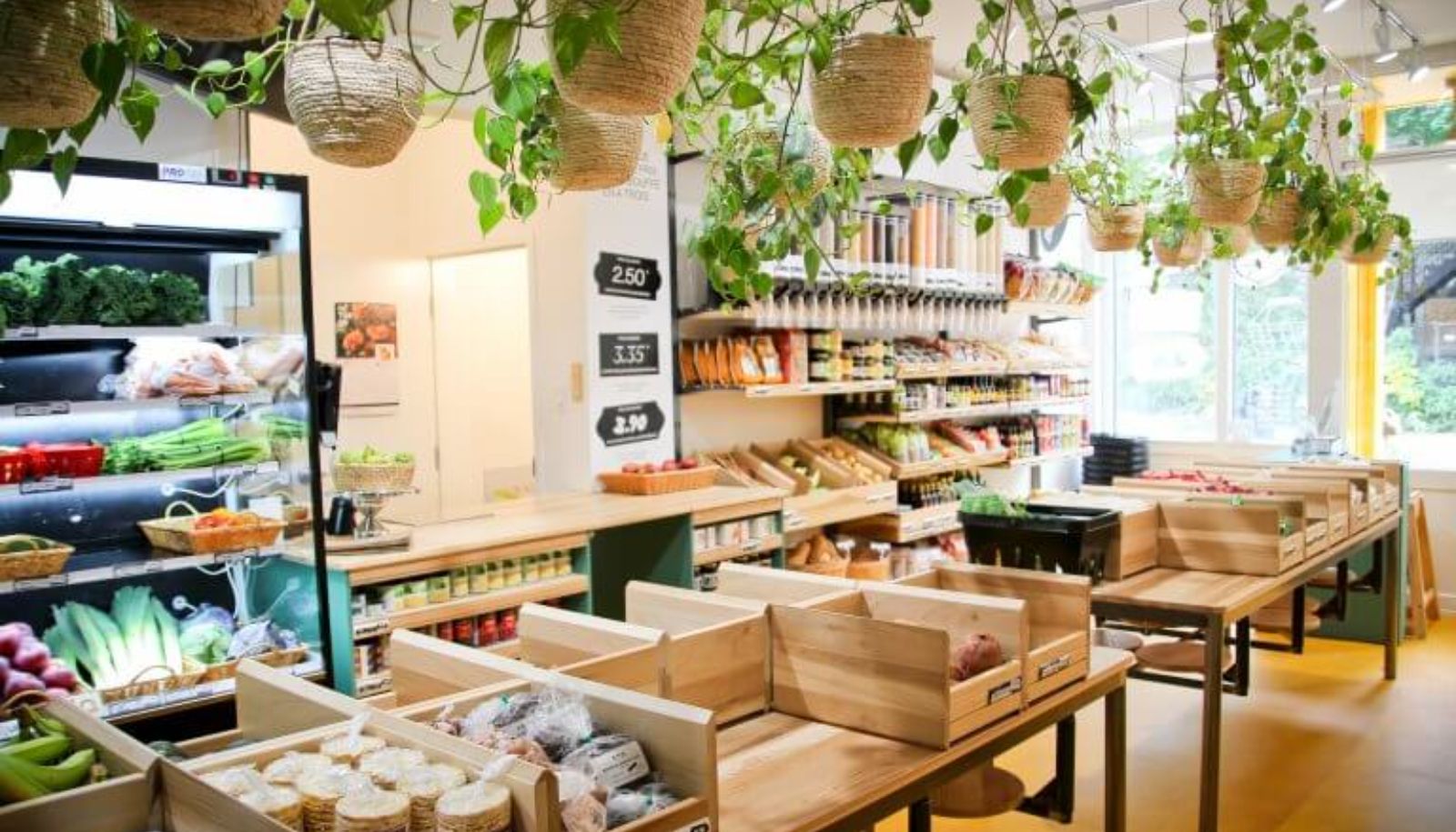Pour favoriser l'accessibilité à des produits de qualité et promouvoir la justice sociale et le partage, l'épicerie alternative Trois paniers, située à Montréal, propose 3 prix pour ses produits. Les clientes et clients peuvent choisir de payer le prix solidaire (le prix le plus bas), le prix suggéré (le prix avec une marge de profit standard, qui permet la viabilité économique du projet) et le prix au suivant (légèrement plus élevé, qui permet d'offrir le prix solidaire aux personnes qui en ont besoin).