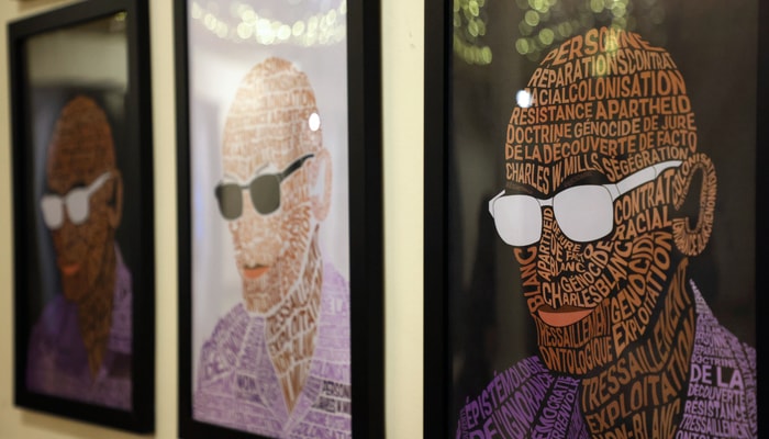 Ce calligramme composé de mots issus du vocabulaire du Contrat racial de Charles W. Mills – comme «suprématie blanche», «colonisation», «exploitation» ou «hiérarchie sociale» – est l'œuvre de Gérard Ntunzwenimana.