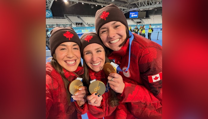 Le triple sourire de la victoire. De gauche à droite: Valérie Maltais, Ivanie Blondin et Isabelle Weidemann, chacune tenant sa précieuse médaille d'or.