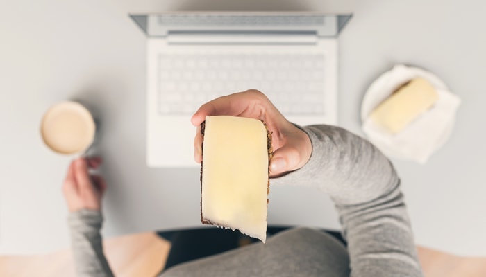 Le fromage se distingue par sa présence récurrente à presque tous les repas et représente la principale source de gras saturés.