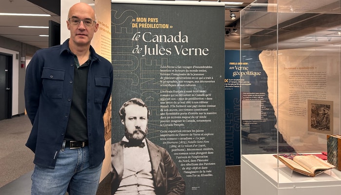 Le professeur Guillaume Pinson, co-commissaire de l'exposition «Mon pays de prédilection» – Le Canada de Jules Verne, à l'entrée de l'exposition