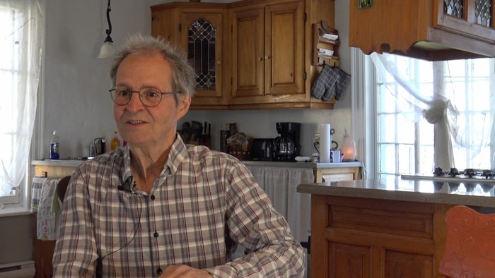 Luc Fontaine dans sa cuisine. Selon lui, «le matériau ancien, qui est encore bon, on le conserve, on maintient la richesse de l'authenticité».