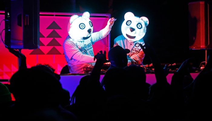 Avec leurs imposantes têtes d'ours, les deux DJ de The Polar Bears ont transformé les boisés de l'Université en véritable piste de danse, au grand plaisir de la foule.