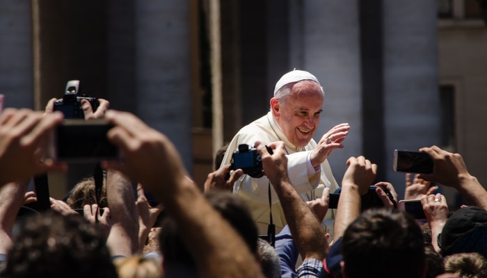 Le pape François prenant un bain de foule sur la place Saint-Pierre au Vatican, à Rome. Il privilégiait une relation directe avec les personnes. Il était préoccupé par l'inclusion et l'accueil de toutes et de tous. Le défi de son successeur sera d'accompagner avec compassion, comme un bon pasteur, l'Église et le monde dans cette période incertaine.