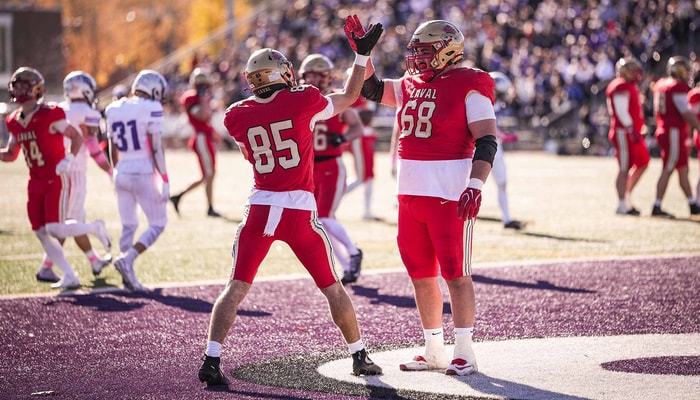 David-Alexandre René et Alexendre Masri-Fliss célèbrent sur le terrain lors de la victoire du Rouge et Or face aux Gaiters de l’Université Bishop’s, le 24 octobre 2026 à Lennoxville.
