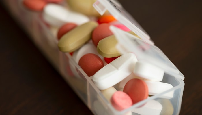 Au Québec, le nombre de médicaments pris par les personnes de plus de 65 ans est en hausse continuelle. Dans ce groupe d'âge, presque une personne sur deux prend au moins cinq médicaments.