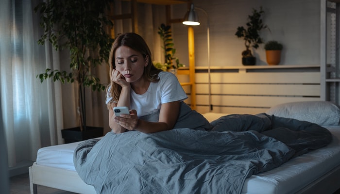 Plusieurs études ont montré que les achats impulsifs avec les téléphones intelligents se font surtout le soir, lorsque les personnes s'ennuient, rapporte le professeur Nizar Souiden.