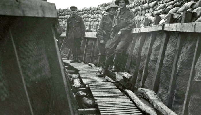 Soldats du 22e Régiment canadien-français dans une tranchée durant la Première Guerre mondiale