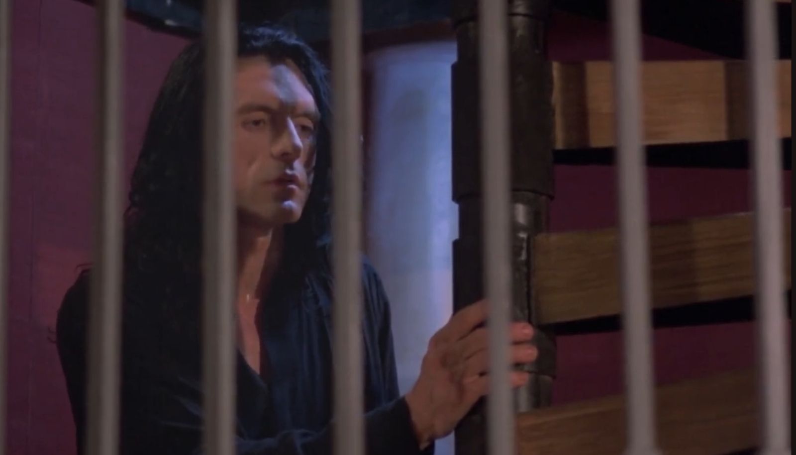 The Room, sorti en 2003, est considéré comme l'un des pires films jamais tournés. Selon plusieurs analystes, le film montre clairement le narcissisme de son auteur, qui remplit plusieurs fonctions dans le film (producteur, réalisateur, scénariste et acteur principal). L'affiche montre uniquement son visage en gros plan, et son personnage est couvert d'éloges pendant tout le film. L'IA risque de faciliter la production de tels projets de vanité.