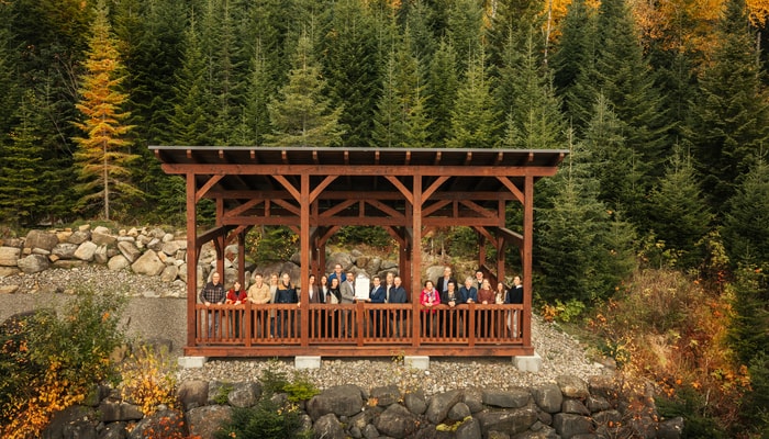 Les invitées et invités en plein cœur de la Forêt Montmorency, sur le belvédère où s’est déroulée la cérémonie de reconnaissance