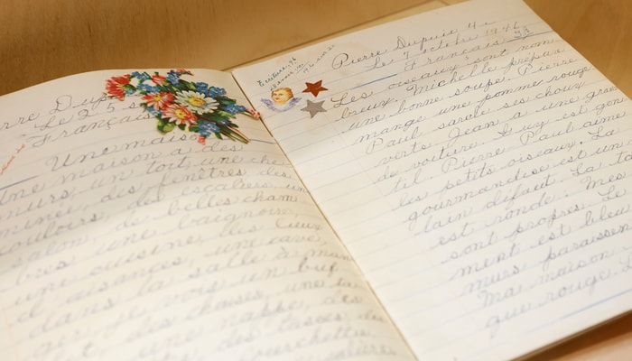 Deux pages du cahier d'exercices de Pierre Dupuis, un élève de quatrième année du primaire. Ce cahier fait partie de la collection de l'Université Laval. Le texte à droite a été écrit le 7 octobre 1946.