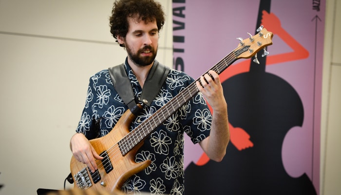 Titulaire d’un baccalauréat en interprétation jazz de l’Université Laval et d’une maîtrise de l’Université McGill, Carl Mayotte a été sacré Révélation jazz Radio-Canada en 2020.