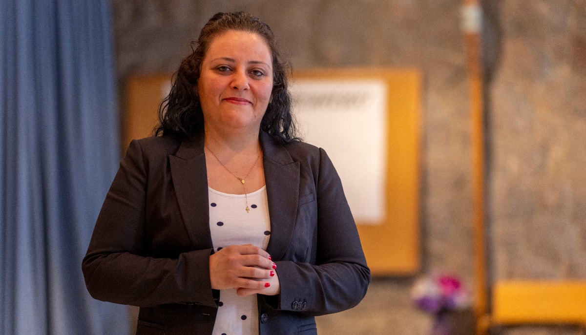 Ingrid Boutros est présidente du conseil d'administration de la Table du pain et étudiante au doctorat en sciences infirmières. En plus de son bénévolat, cette infirmière spécialisée dans les soins intensifs néonatals poursuit des travaux sur les meilleures pratiques pour accompagner les parents dans les derniers moments de vie de leur bébé, puis dans leur deuil. Elle est photographiée à la chapelle du pavillon Ernest-Lemieux, un lieu très significatif pour elle. «Ce lieu m’aide à avancer, dit-elle. Chaque fois que j’ai des difficultés, je viens ici et je sais qu’Il va m’entendre. En sortant d’ici, j’ai toujours une solution à mon problème.»