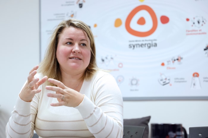 Julie Boissonneault, professeure à la Faculté des sciences de l'éducation, étudie les dynamiques sociales des élèves dans des contextes de compétition et de luttes de pouvoir, qui peuvent engendrer des comportements agressifs.