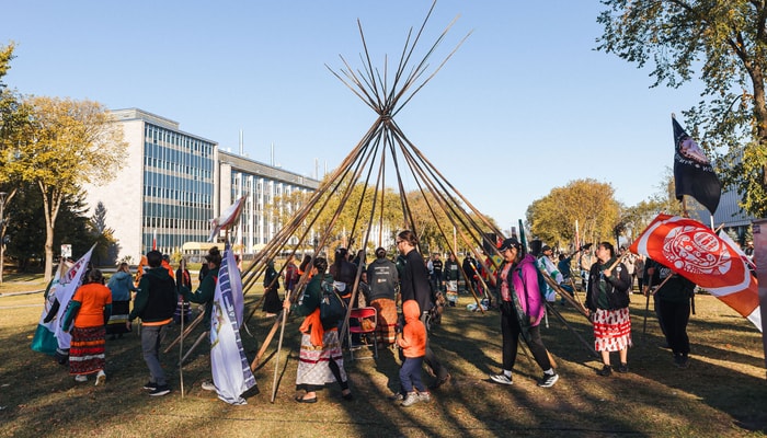 Le spectacle musical, avec chants et tambours autochtones, a donné lieu à une danse collective autour du tipi.