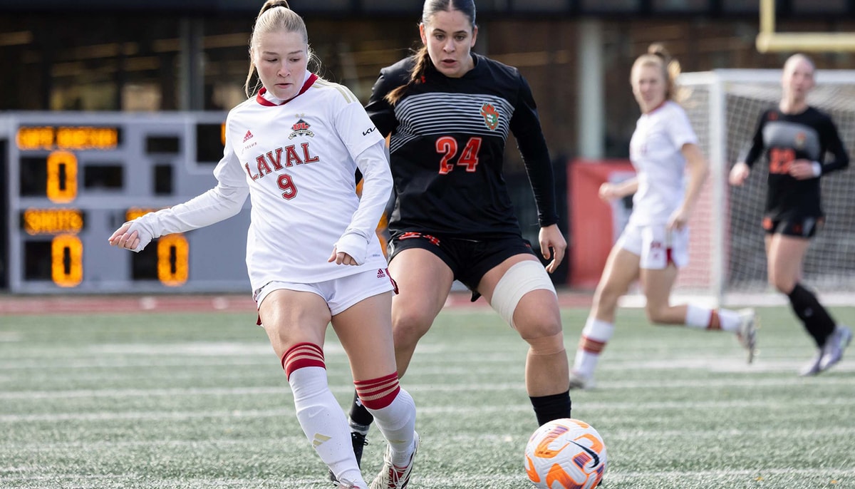 Émilie Grondines, ailière du club de soccer Rouge et Or de l'Université Laval, lors de son retour au jeu le 18 septembre 2026.