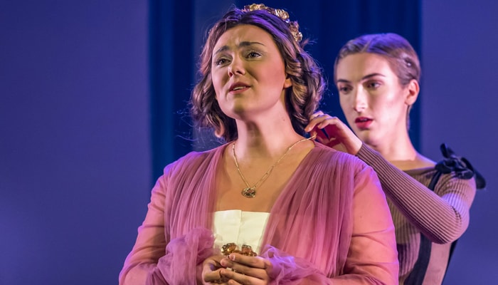 Lakmé (Azur Simard) et Mallika (Julie Boutrais) s'émerveillent des paysages matinaux lors du Duo des fleurs dans l'extrait Souvenirs. Photo prise en juillet 2025 lors d'une production des Jeunesse musicales du Canada en collaboration avec le Festival d'opéra de Québec.