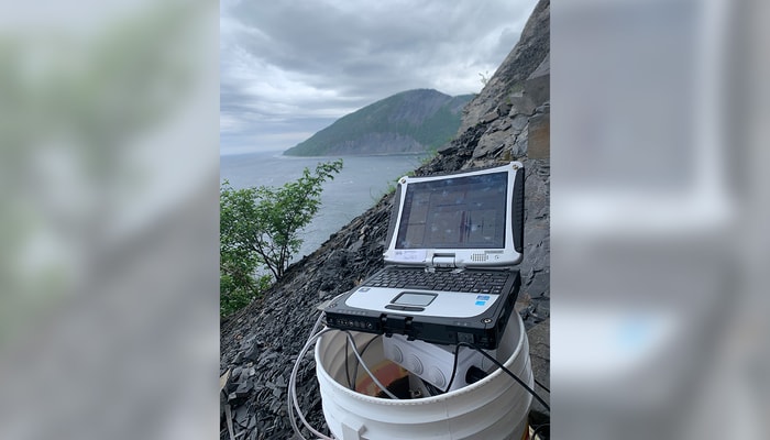 Les données enregistrées sont visualisées sur un ordinateur connecté à l'un des sismographes installés sur la paroi rocheuse instable à Mont-Saint-Pierre.
