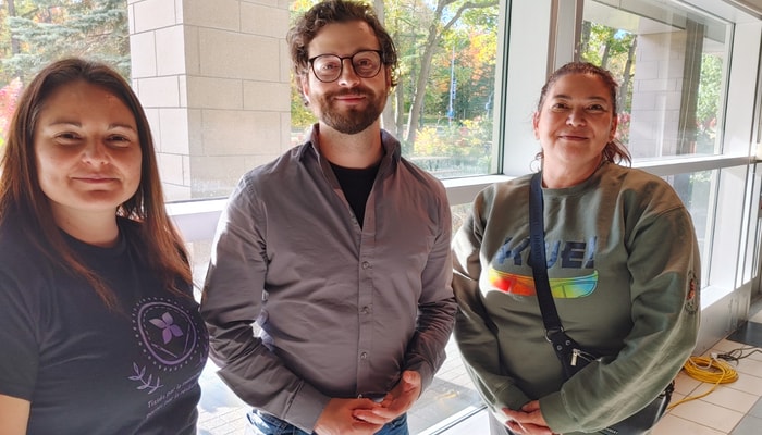Joannie Gill, Innue et étudiante à la maîtrise en sciences infirmières à l'Université de Montréal, Samuel Nepton, Innu, chargé d'enseignement à la Faculté de philosophie de l'Université Laval et détenteur d'un doctorat dans ce domaine, et Karine Awashish, Atikamekw, professeure assistante au Département de management de l'Université Laval et doctorante en sociologie.