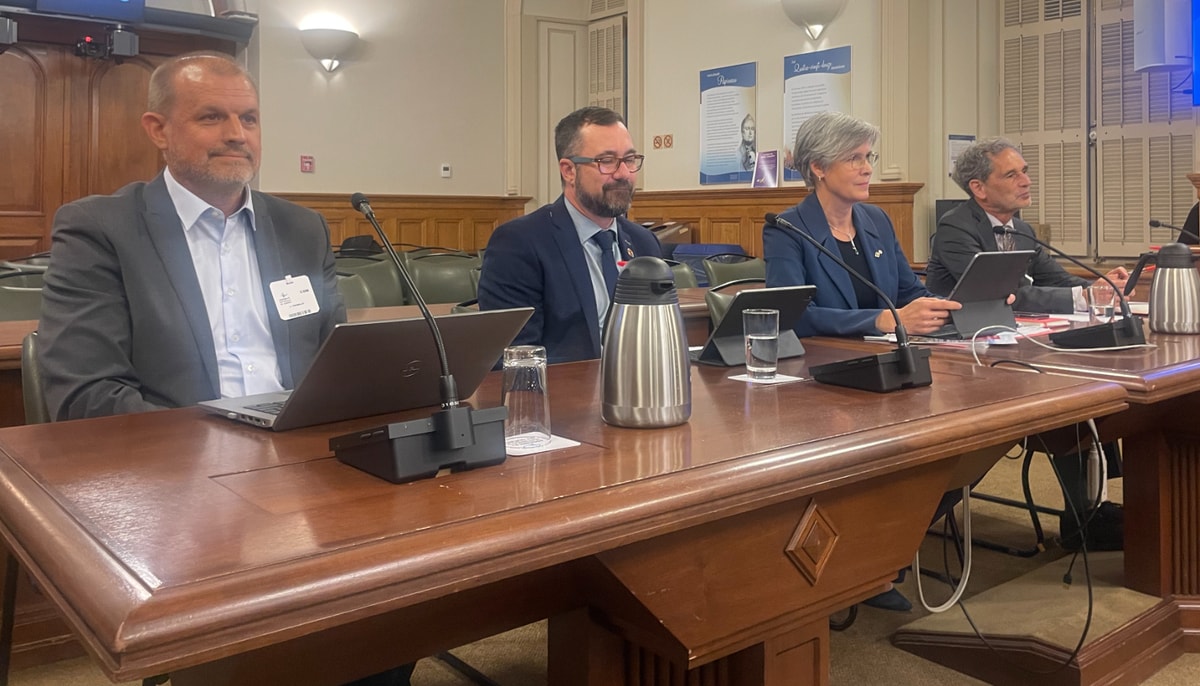 Jean-Benoît Tremblay, registraire, François Gélineau, vice-recteur aux affaires internationales et au développement durable, responsable de l'EDI et de la philanthropie, Sophie D'Amours, rectrice, et André Darveau, vice-recteur exécutif et vice-recteur aux ressources humaines et aux finances, ont présenté un résumé du mémoire de l'Université Laval en commission parlementaire le 21 octobre.